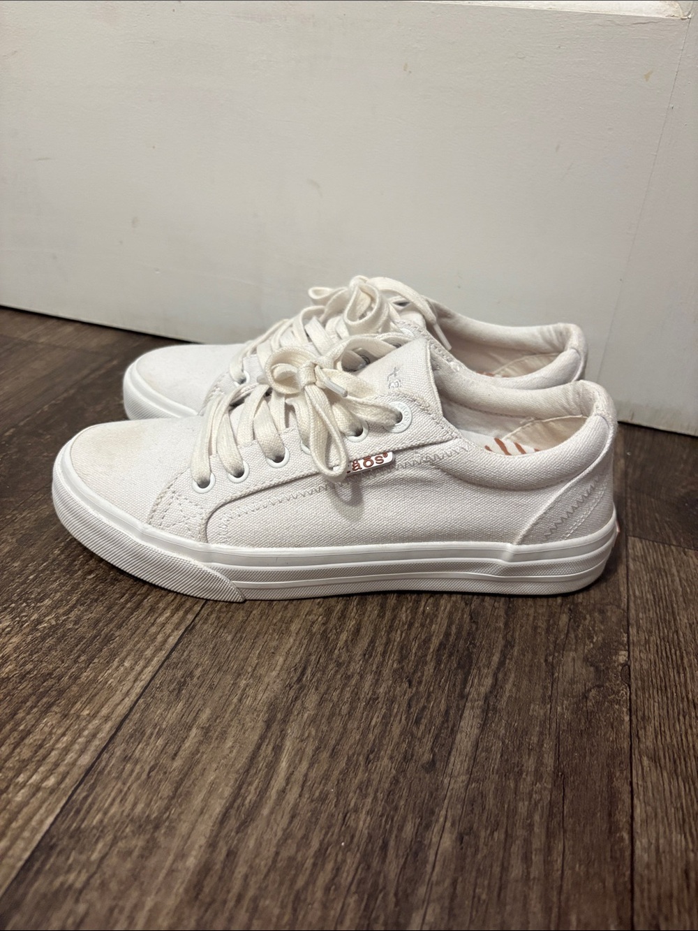Taos Plim Soul white canvas sneaker size 6.5  -